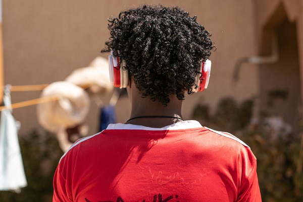 全球10億年輕人聽力受損,世衛組織今天提出新的準則,建議安裝音控設備以安全聽音樂。