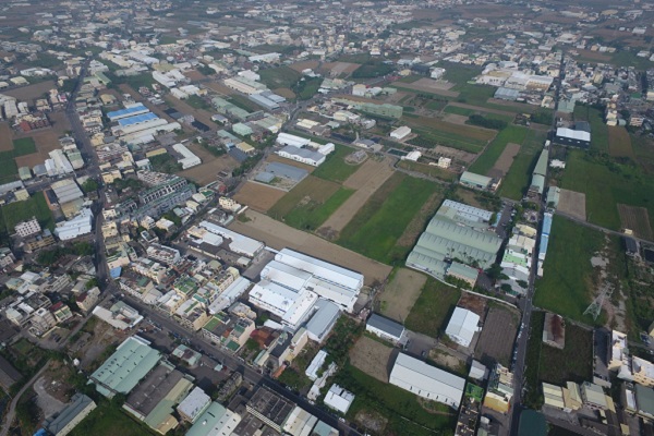 彰化鹿港頂番婆地區空拍圖,農地遍佈工廠,並有大量農地因重金屬污染而休耕。圖片由彰化縣環保聯盟提供。蔡嘉陽攝。