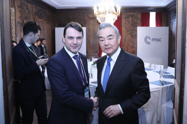 捷克外交部長馬欽卡(圖左)會晤中國外交部長王毅/網路圖片