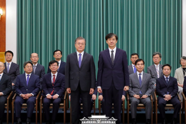 文在寅(左)曹國(右)/圖文在寅推特