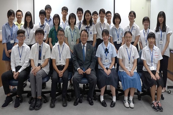 沼田幹夫與第3屆台灣高中生赴日留學的23名學生會面懇談/圖:日本台灣交流協會
