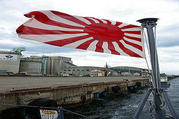 懸掛在護衛艦艦尾的旭日旗/圖:維基百科