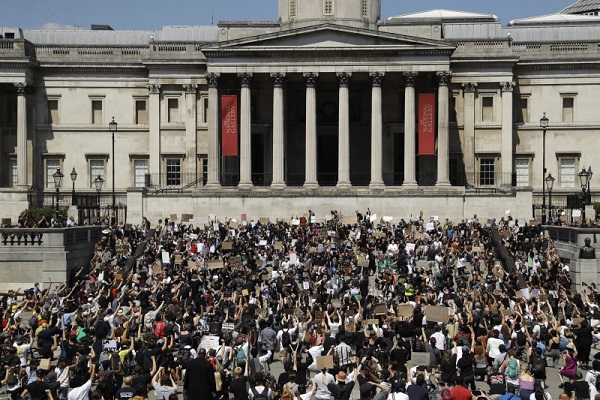 英國示威者聚集在特拉法加廣場/網路截圖