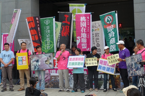 看到環評大會因委員退席而流會,民眾露出笑容。賴品瑀攝。