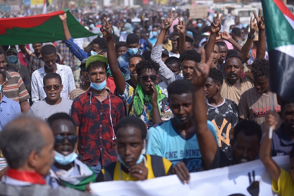 蘇丹民眾走上街頭要求軍政府釋出權力/Abdallah Hamdok推特