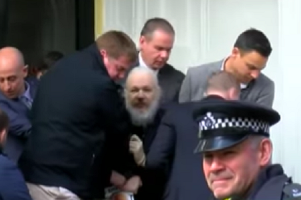 亞桑傑(Julian Assange)(圖中蓄白鬍者)網路圖片