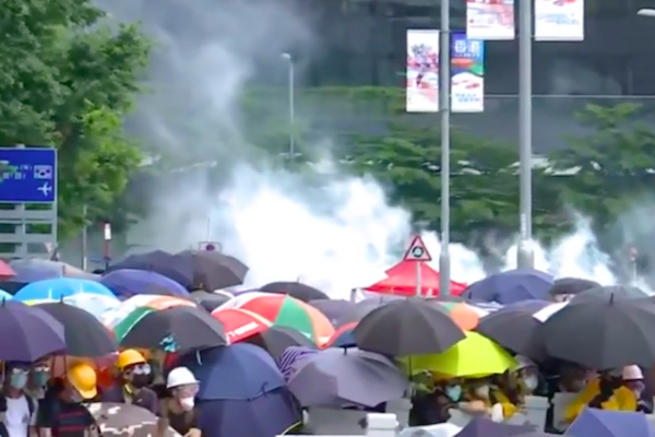警方發射煙霧彈驅趕反送中民眾/網路截圖