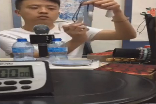 高中生臉書賣玉石(圖擷取自網路)