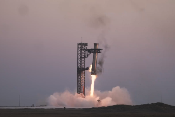 SpaceX首度成功以發射塔的機械手臂「捕捉」星艦助推火箭。(圖片擷取自SpaceX平台X)