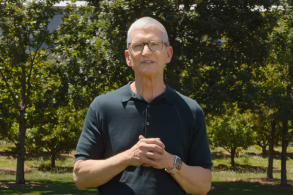 WWDC 2026可能是庫克最後一次以執行長身分主持大型發表活動。(圖片擷取自YouTube直播畫面)