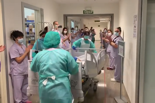 醫護人員為移到普通病房的病人鼓掌歡呼/瓦倫西亞拉菲醫院臉書