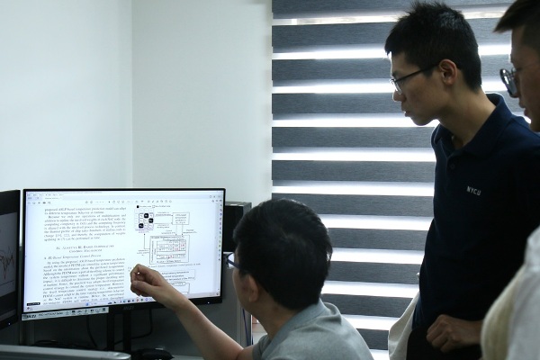 研究團隊突破多核心晶片熱管理技術,大幅提升晶片效能。(圖/陽明交大提供)