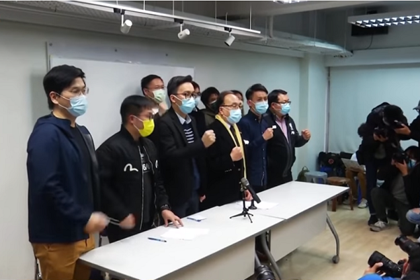 香港民主派成員就逮捕行為召開記者會/網路截圖