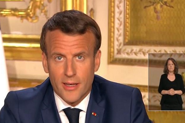 馬克宏透過電視對全民講話。(翻攝Emmanuel Macron臉書)