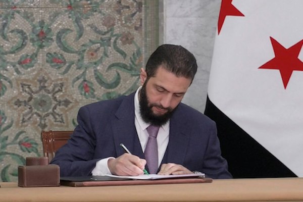 敘利亞臨時總統夏拉(Ahmed al-Sharaa)簽署新憲法宣言/網路圖片
