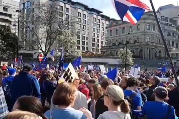 上街頭抗議英脫歐民眾/推特擷圖