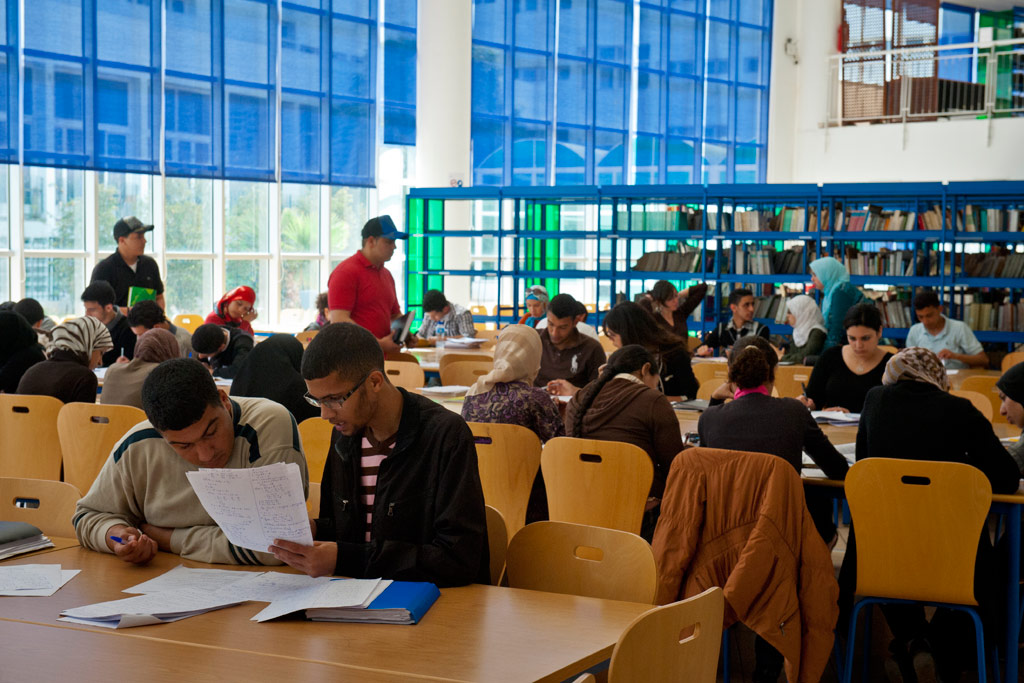 學生在一所大學的圖書館學習。Photo: Arne Hoel/World Bank