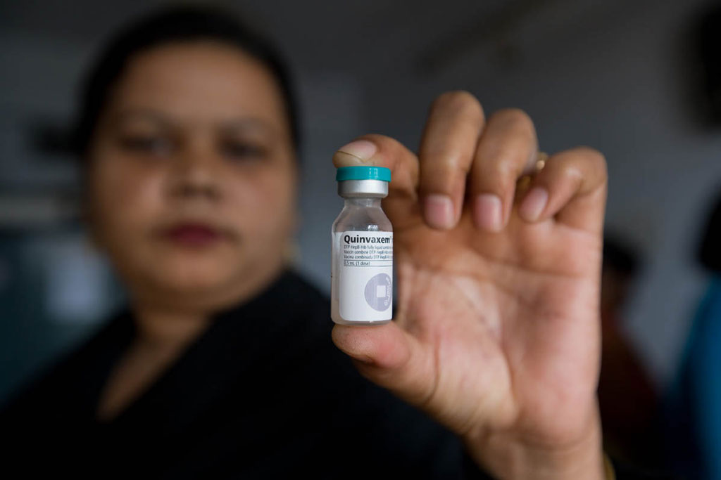 B型流感嗜血桿菌、白喉、破傷風、百日咳和B型肝炎的疫苗。 Photo: UNICEF/Shehab Uddin