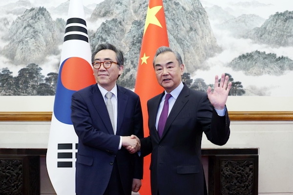 南韓外長趙兌烈(圖左)訪中外長王毅/中華人民共和國 外交部官網圖片