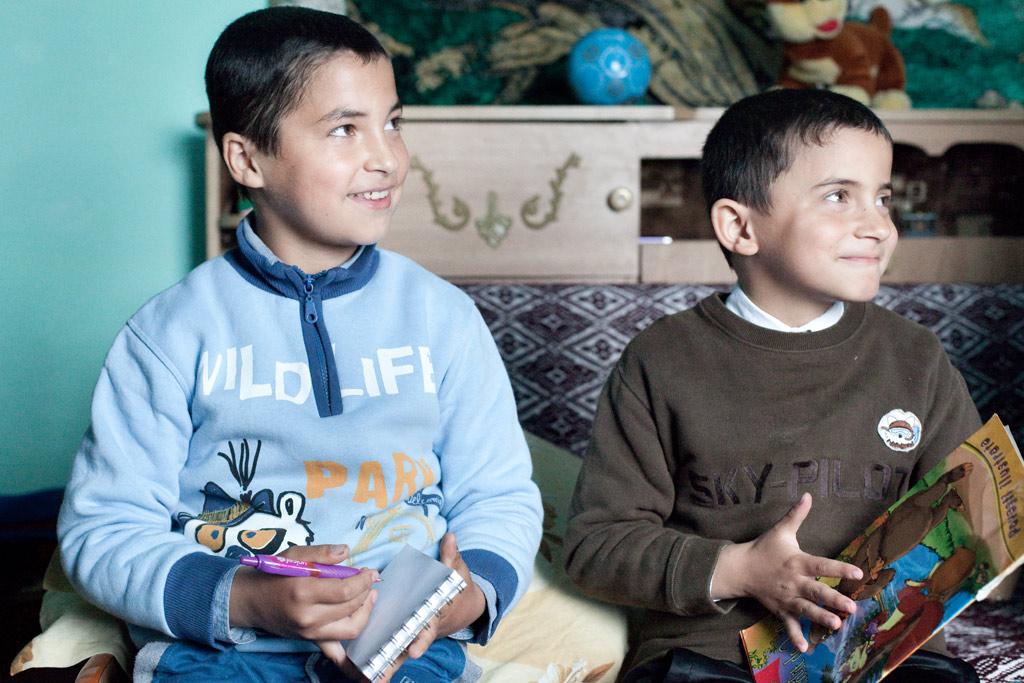 兩兄弟在羅馬尼亞巴克烏縣的一個公社與寄養父母住在一起。Photo: UNICEF/Vladimir Kostyak