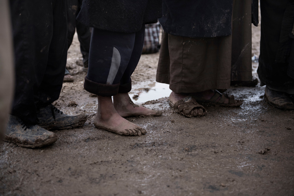 許多逃離的人通過黑夜中的掩護來躲避伊斯蘭國狙擊手。Photo: UNICEF/Romenzi