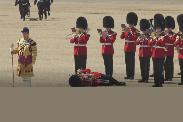 熱死了!英皇家衛兵彩排有人熱暈/網路圖片
