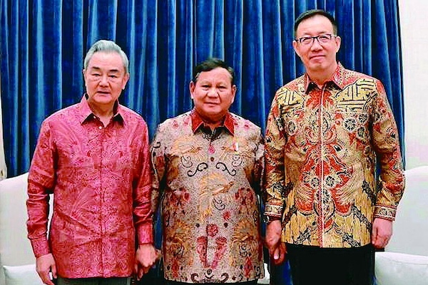 中國外長王毅與國防部長董軍(圖右)赴印尼,與印尼總統普拉博沃(圖中)/中國外交部官網圖片