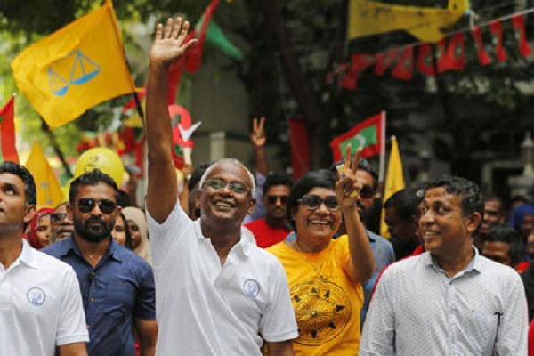 馬爾地夫新任總統索里(Ibrahim Mohamed Solih),圖左舉右手者/網路圖片