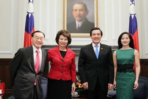 台裔趙小蘭(左二)將任華府運輸部長/網路相片