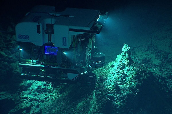 水下無人載具(ROV)Deep Discoverer正在測繪一處海底熱泉。圖片來源:NOAA Office of Ocean Exploration and Research