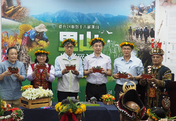 從台24線到十八羅漢山 「里山根經濟」十年有成記者會合照。從左至右:寶來社區李婉玲、屏科大教授陳美惠、農委會副主委陳駿季、林務局長林華慶、屏東縣政府處長黃國維、魯凱議會主席包基成。圖片來源:林務局