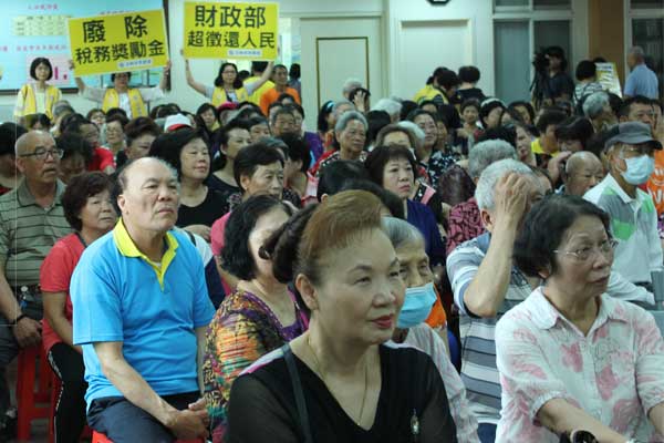 八德區大勇里母親節愛與關懷活動,由蕭益富肝膽腸胃科診所蕭院長主講「樂活人生 你我他」