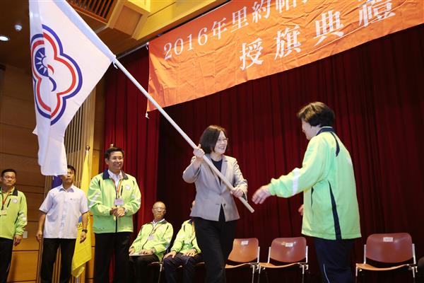 總統親授會旗予里約帕運會代表團--總統府提供