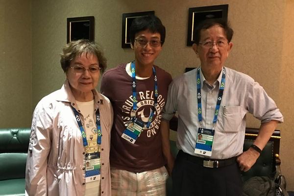 盧彥勳(中)與李遠哲夫婦合影--擷取自盧彥勳臉書