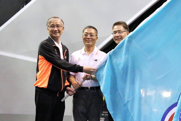 臺灣大學校長楊泮池在體育署長林德福(中)見證下,把全大運會旗交接給下屆主辦中央大學校長周景揚(右)--擷取自全大運官網