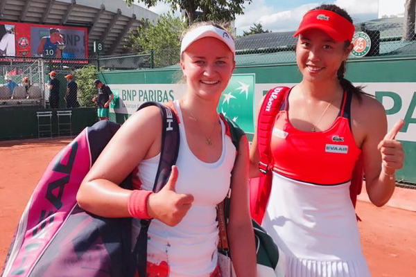 詹皓晴(右)和卡雷茨科娃(左)晉級第2輪--擷取自詹皓晴臉書