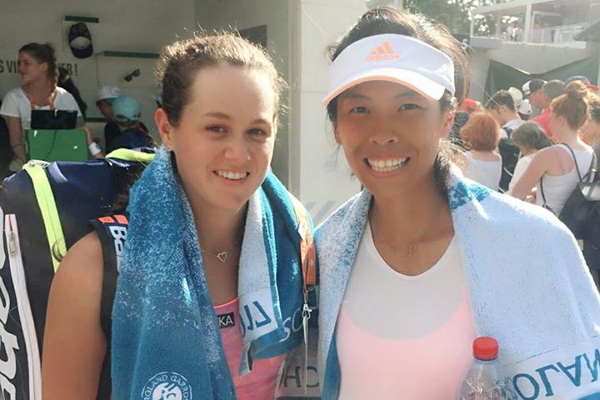 謝淑薇(右)與塞彼洛娃(左)晉級法網女雙第2輪--擷取自謝淑薇臉書