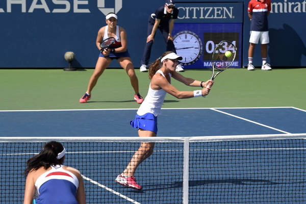 詹詠然(後)與辛吉絲(網前截擊者)晉級美網4強--擷取自辛吉絲Twitter