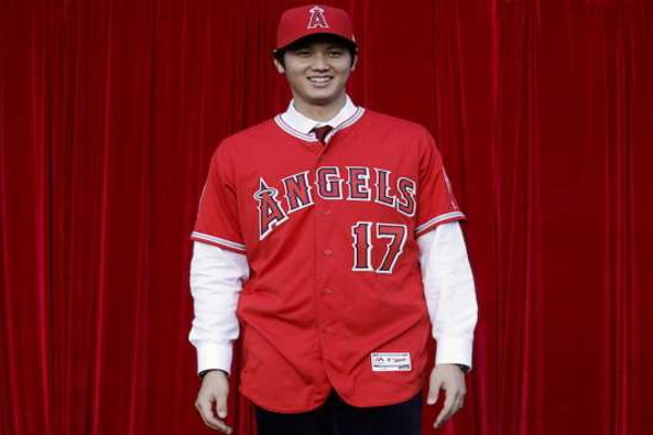 大谷翔平穿上鮮紅色的17號天使球衣--擷取自MLB官網
