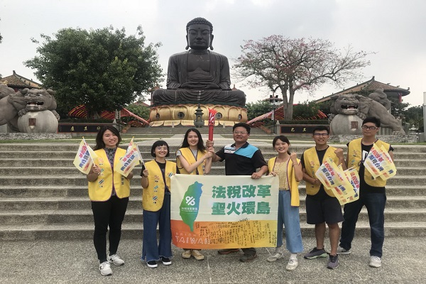 圖:彰化縣的聖火繞境從地標八卦山大佛開始,由大佛所在地竹中里里長何則諭承接下聖火後,傳遞給青年志工開啟彰化的繞行任