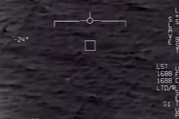 網路上流傳美軍飛行員拍攝到不明飛行物的影片。(圖片擷取自YouTube)