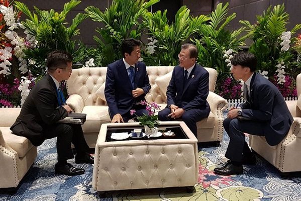 文在寅在泰國曼谷與安倍晉三會談。圖/青瓦台