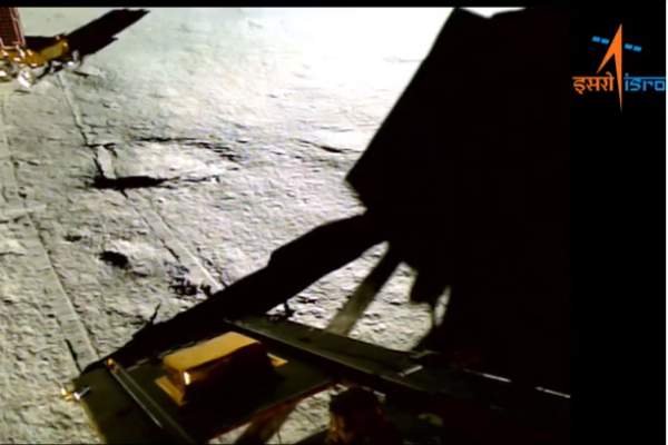 「月球飛船3號」登陸器成功降落後,公布了小型六輪探測車駛上月表的影像。(圖片擷取自ISRO推特影片)