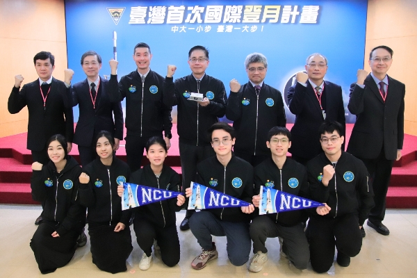 台灣首次國際登月計畫,中大科學團隊手持NCU三角旗,象徵旗開得勝。(圖/中大提供)
