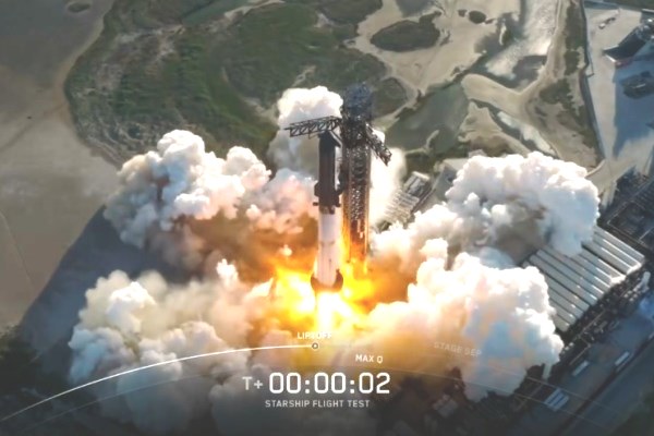 「星艦」火箭當地時間13日在德州星際基地發射升空。(圖片擷取自SpaceX平台影片)
