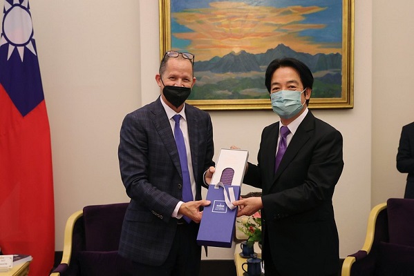 賴清德副總統11月4日下午接見「國際數位學習平台Coursera執行長傑夫‧馬喬卡達(Jeff Maggioncalda)一行」。圖片來源:總統府新聞稿