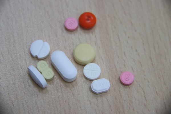 高齡族群隨著許多疾病陸續發生,容易產生多重用藥與藥物交互作用的問題。(圖/成大提供)