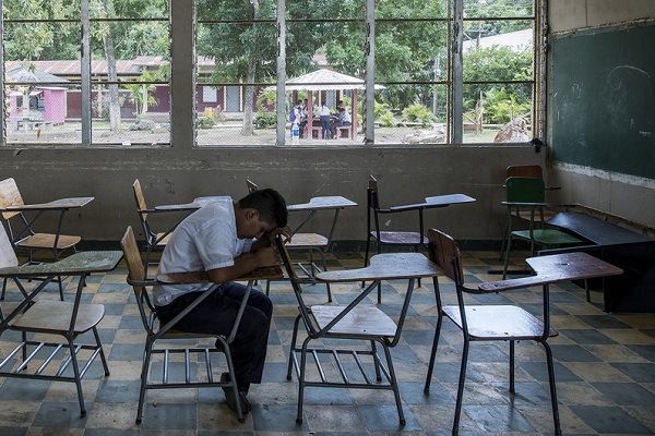 在洪都拉斯的維蘭紐瓦,16歲的達爾文坐在好友亨利的座位上。亨利在2016年9月自殺身亡。