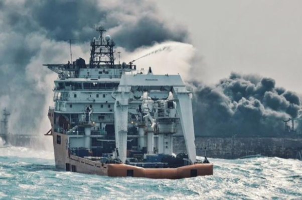 撞船事故後中國交通部發布照片,圖為日本海上保安廳派出船艦救援。