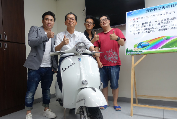 環保署長李應元坐上車友珍藏的古董偉士牌機車,賴品瑀攝。